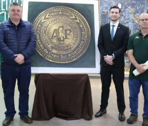 Cerimônia marca entrega de obra em memória das vítimas da Chapecoense