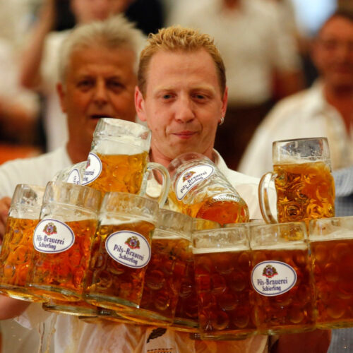 Desafio na Oktoberfest Blumenau: brasileiro tenta quebrar recorde de transporte de canecos